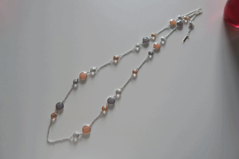 Sautoir perles gris et saumon associé à des bracelets 3 en or blanc, rose et jaune